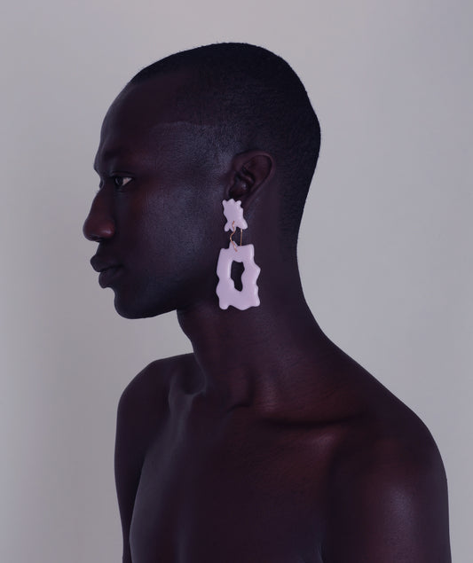 Brahim porte la variante Mauve Belladonna, finition Vermeil